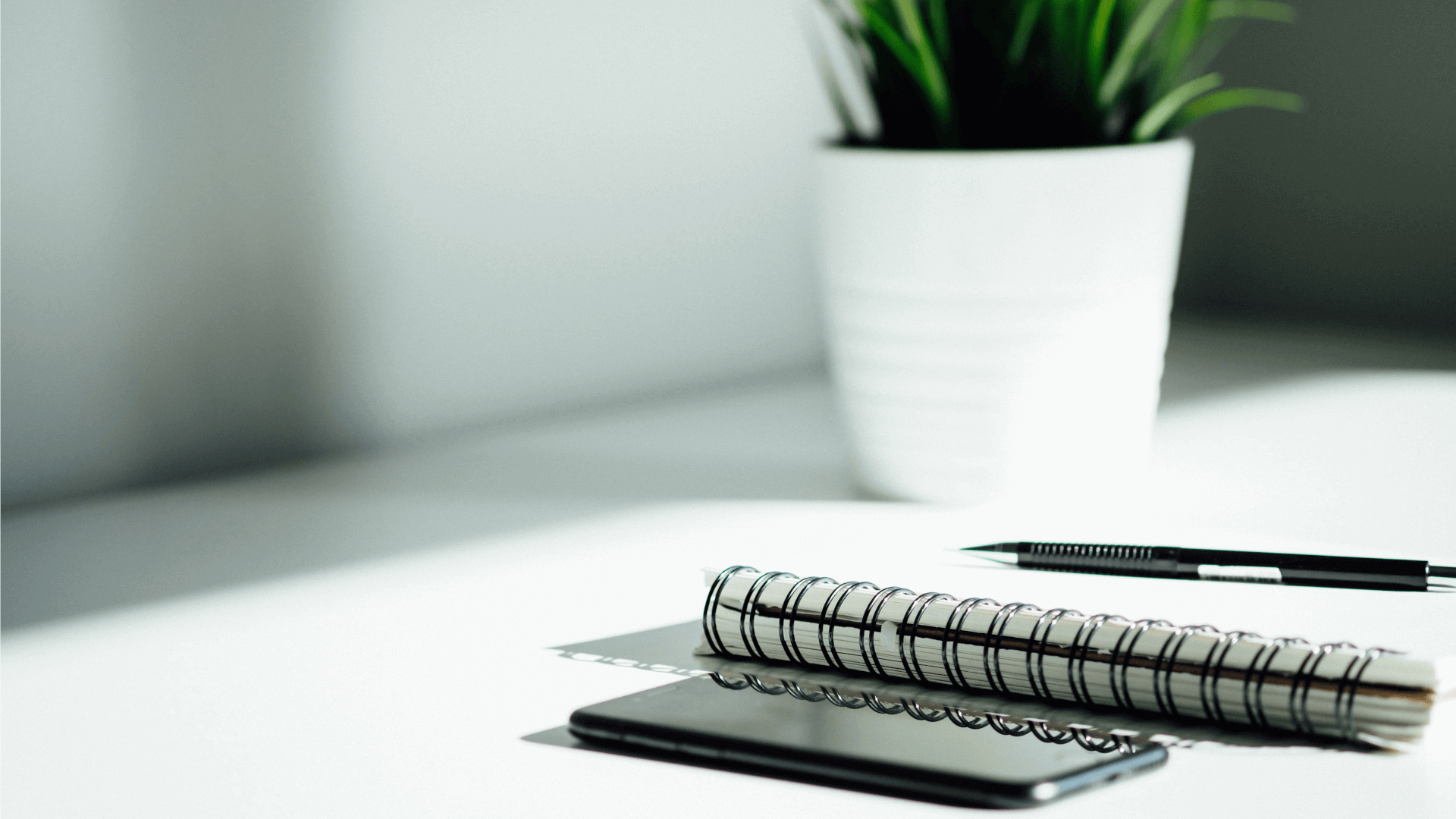 Block mit Stift und Smartphone